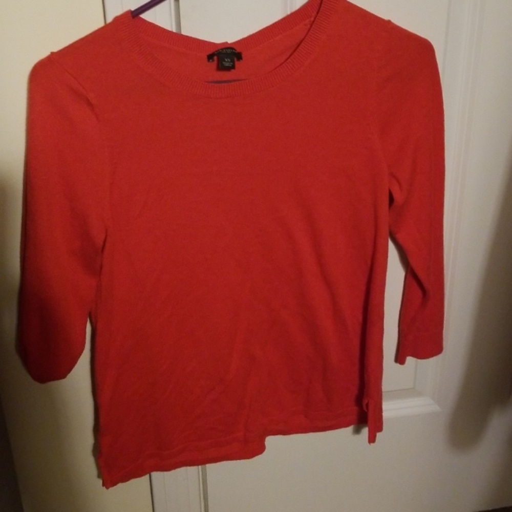 Cute lightweight red 3/4 length sleeve knit top